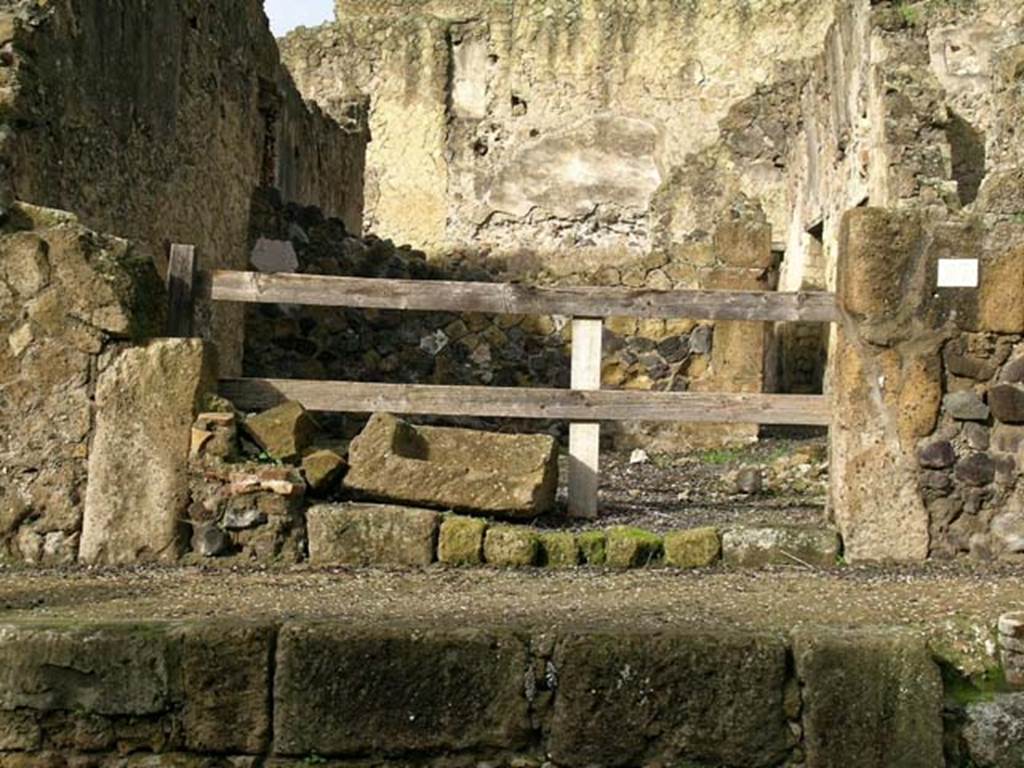 V.27, Herculaneum. December 2004. Entrance doorway on Cardo V. Photo courtesy of Nicolas Monteix.